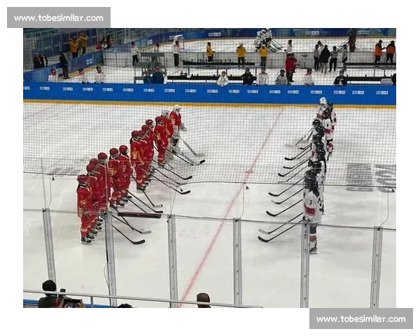 冰球竞技赛场激情四射 运动员们拼搏奋战争夺荣耀的激烈瞬间